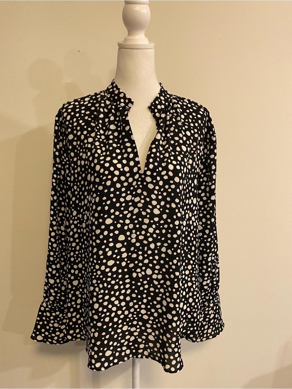 Ann Taylor Black and White Polka Dot V-Neck Blouse size Large